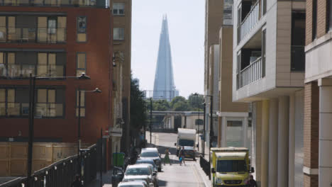 Vista-A-Lo-Largo-De-La-Calle-London-Docklands-Hacia-El-Shard-Uk