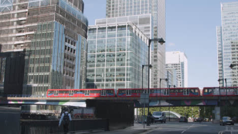 Oficinas-Modernas-Y-Tren-Dlr-En-Los-Docklands-De-Londres,-Reino-Unido