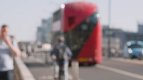 Peatones-Ciclistas-Autos-Viajando-Londres-Puente-Edificios-De-Oficinas-Fondo