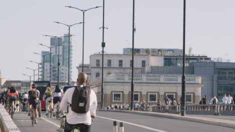 Defokussierte-Radfahrer-Autos-Pendeln-London-Bridge-Bürogebäude-Hintergrund