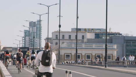 Fondo-De-Edificios-De-Oficinas-De-Puente-De-Londres-Desenfocado-De-Coches-De-Ciclistas