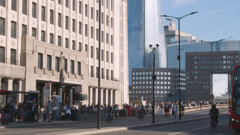 Fußgänger-Radfahrer-Pendeln-London-Bridge-Bürogebäude-Hintergrund