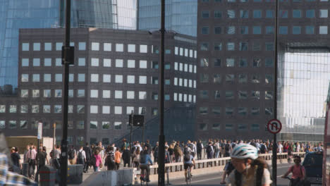 Defokussiert-Erschossen-Fußgänger-Radfahrer,-Die-Bürogebäude-Der-London-Bridge-Pendeln
