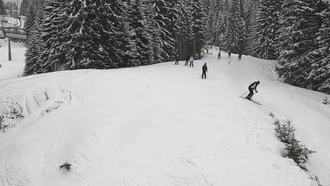 Hochwinkelansicht-Skifahrer-Snowboarder-Auf-Schneebedeckten-Bergen-Vom-Sessellift