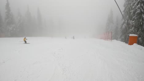 Esquiadores-Esquiando-Montaña-Cubierta-De-Nieve-Brumosa