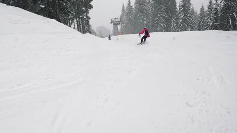 Disparo-Pov-De-ángulo-Bajo-Del-Esquiador-Esquiando-Por-La-Pendiente-Cubierta-De-Nieve-Brumosa-2