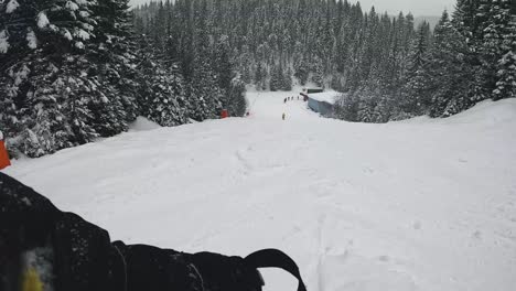 POV-Aufnahme-Eines-Skifahrers,-Der-Die-Schneebedeckte-Piste-1-Hinunterfährt