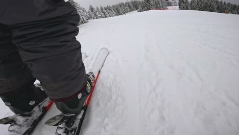 Tiefwinkel-POV-Aufnahme-Eines-Skifahrers,-Der-Die-Schneebedeckte-Piste-1-Hinunterfährt
