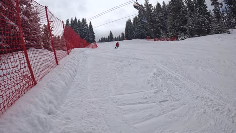 Esquiador-Esquiando-Montaña-Abajo-Y-Cubriendo-La-Cámara-Con-Nieve-1