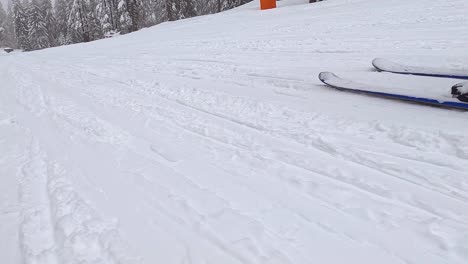 Tiefwinkel-POV-Aufnahme-Eines-Skifahrers,-Der-Die-Schneebedeckte-Piste-Hinunterfährt-2