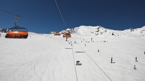 Ver-Telesilla-De-Esquí-Encima-De-La-Montaña-Nevada-Austria-Esquiador-De-Esquí-Solden