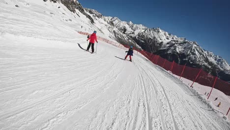 Tiro-Pov-De-Esquiador-Esquiando-Por-La-Ladera-De-La-Montaña-Cubierta-De-Nieve-Solden-Austria