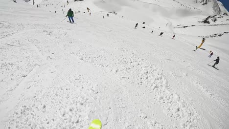 POV-Aufnahme-Eines-Skifahrers,-Der-Einen-Schneebedeckten-Berghang-Hinunterfährt,-Sölden,-Österreich-1