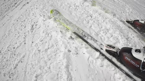 Low-Angle-Pov-Skier-Skifahren-Schneeberghang-Sölden-österreich-2