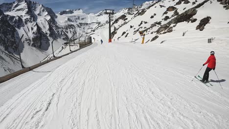 POV-Aufnahme-Eines-Skifahrers,-Der-Einen-Schneebedeckten-Berghang-Hinunterfährt,-Sölden,-Österreich-3