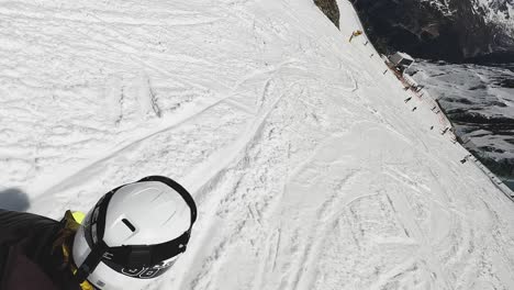 Aktionsaufnahme-Eines-Skifahrers,-Der-Den-Schneebedeckten-Berghang-Hinunterfährt,-Sölden,-Österreich