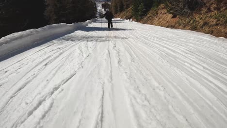 Esquiador-Pov-De-ángulo-Bajo-Esquiando-Por-La-Pendiente-De-La-Montaña-Nevada-Solden-Austria-4