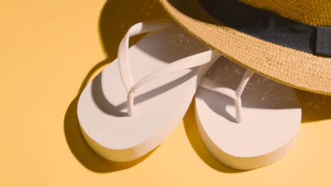 Sommerferien-Ferienkonzept-Von-Flip-Flops-Sandalen-Sonnenhut-Auf-Gelbem-Hintergrund