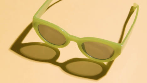 Concepto-De-Vacaciones-De-Vacaciones-De-Verano-De-Gafas-De-Sol-Verdes-Sobre-Fondo-Amarillo-3