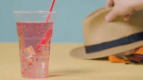 Vacaciones-De-Verano-De-Concepto-Bebida-Fría-Con-Gafas-De-Sol-En-Toalla-De-Playa-12