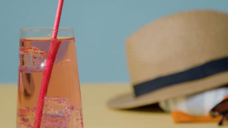 Concepto-De-Vacaciones-De-Verano-De-Bebida-Fría-Con-Sombrero-Para-El-Sol-En-La-Toalla-De-Playa-3