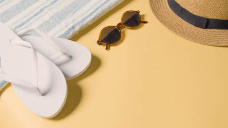 Sommerferien-Des-Konzepts-Sonnenhut-Sonnenbrille-Flip-Flops-Auf-Strandtuch