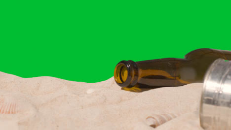 Concepto-De-Contaminación-Con-Botellas-Y-Basura-En-La-Playa-Contra-La-Pantalla-Verde-1