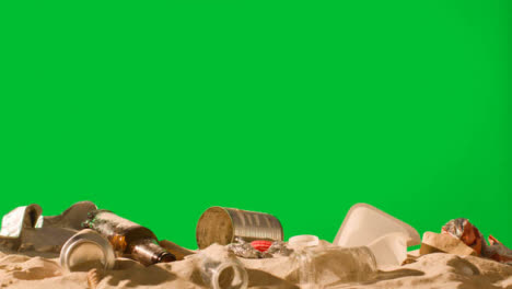 Verschmutzungskonzept-Mit-Flaschen-Und-Müll-Am-Strand-Vor-Grünem-Bildschirm-2