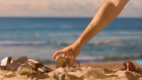 Verschmutzungskonzept-Mit-Flaschen-Und-Müll-Am-Strand-Vor-Meer-Und-Sonnenuntergang-Himmelshintergrund-1