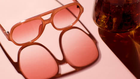 Sommerferienkonzept-Der-Sonnenbrille-Und-Des-Kalten-Getränks-Auf-Rosa-Hintergrund-6