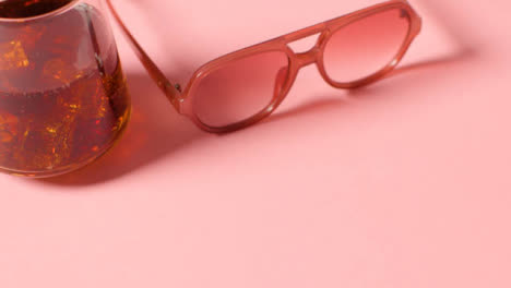 Sommerferienkonzept-Des-Kalten-Getränks-Der-Sonnenbrille-Auf-Rosa-Hintergrund