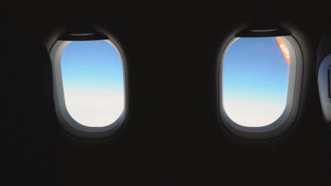 Vista-Desde-La-Ventana-Del-Avión-Del-Cielo-Azul-Y-Las-Nubes-En-Vuelo-A-Las-Vacaciones-De-Verano-2