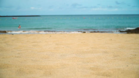 Sommerferienkonzept-Mit-Leerem-Sandstrand-Vor-Meereshintergrund-1