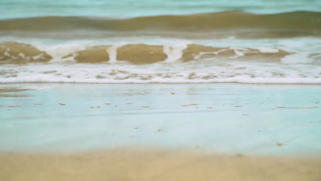 Concepto-De-Vacaciones-De-Verano-Con-Olas-Rompiendo-En-La-Orilla-De-La-Playa-De-Vacaciones-3