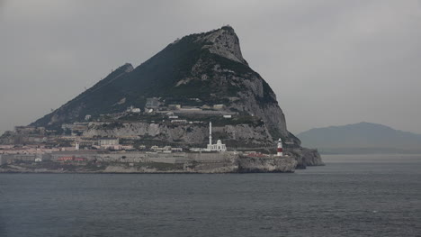 Gibraltar-Rock-End-Mit-Leuchtturm-Und-Moschee-Treiben-Vorbei