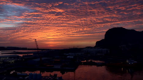 Roca-De-Gibraltar-Con-Las-Nubes-Más-Brillantes-Del-Amanecer