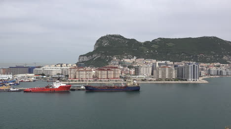 Ciudad-De-Gibraltar-Y-Muelles-Debajo-De-La-Roca-De-Gibraltar