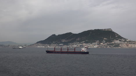 Gibraltar-Frachter-Passiert-Den-Felsen