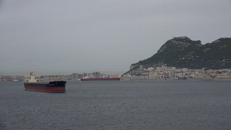 Gibraltar-Frachter-Vor-Dem-Felsen