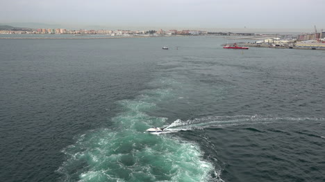 Gibraltar-Kielwasser-Vom-Schiff-Verlassen