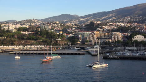 Madeira-Funchal-Mit-Verankerten-Segelbooten