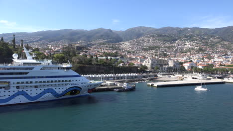 Madeira-Funchal-Mit-Kreuzfahrtschiff