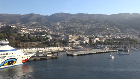 Madeira-Funchal-Mit-Festgemachtem-Kreuzfahrtschiff