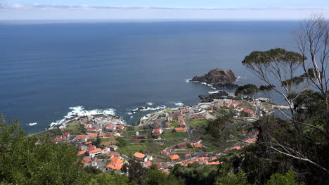 Madeira-Sao-Vicente-Blick-Auf-Ein-Dorf-An-Der-Nordküste