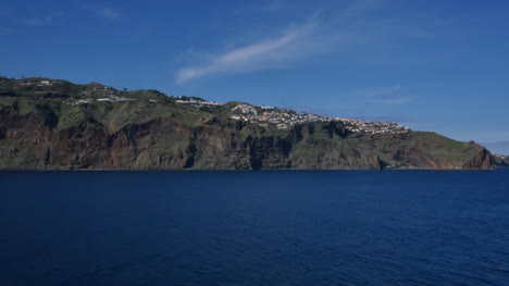 Isla-de-Madeira-pasando-por-los-acantilados-del-mar