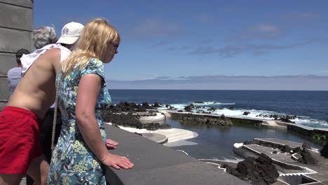 Madeira-North-Shore-Piscinas-De-Roca-De-Lava-Con-Turistas