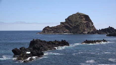 Madeira-Vor-Der-Küste-Felsen-Mit-Wellen