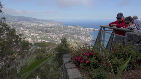 Madeira-Touristen-Am-Aussichtspunkt