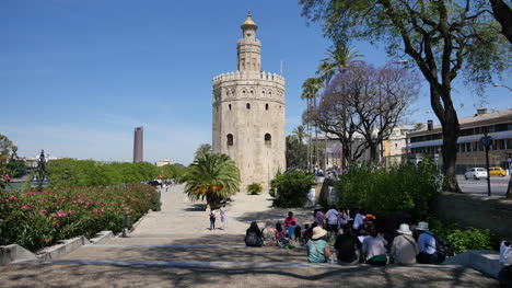 Sevilla-Torre-Del-Oro-Mit-Touristen