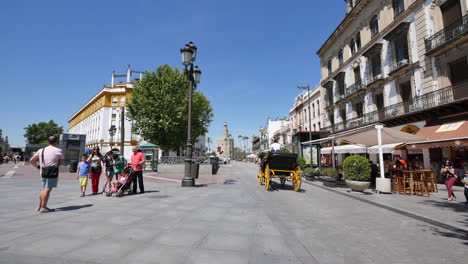 Sevilla-Gebäude-Torre-Del-Oro-Am-Ende-Der-Straße